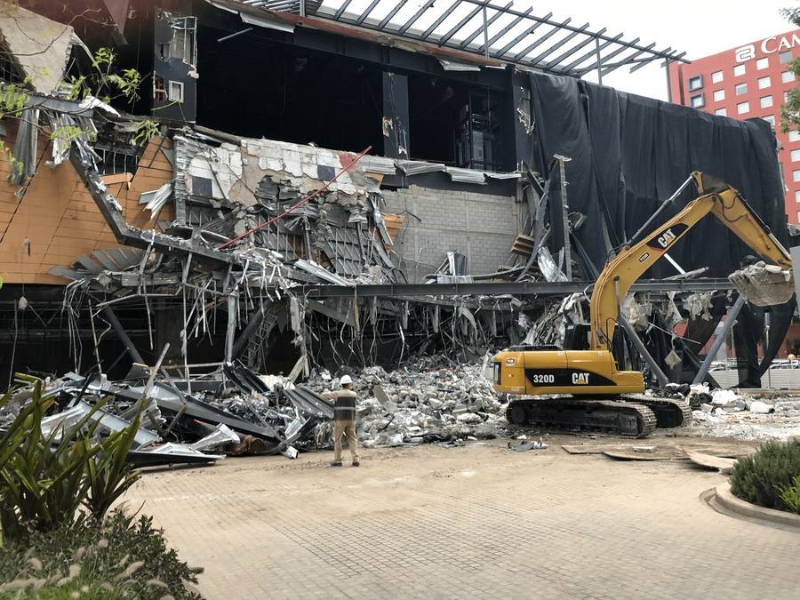 Excavadora demoliendo la estructura dañada en Plaza Artz Pedregal