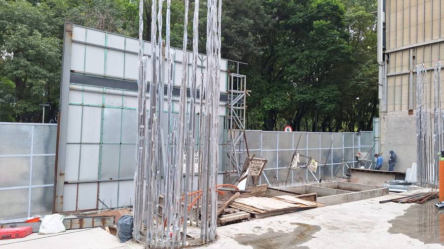 Cálculo, fabricación y colocación de estructura metálica para pantallas — Predio Reforma 202
